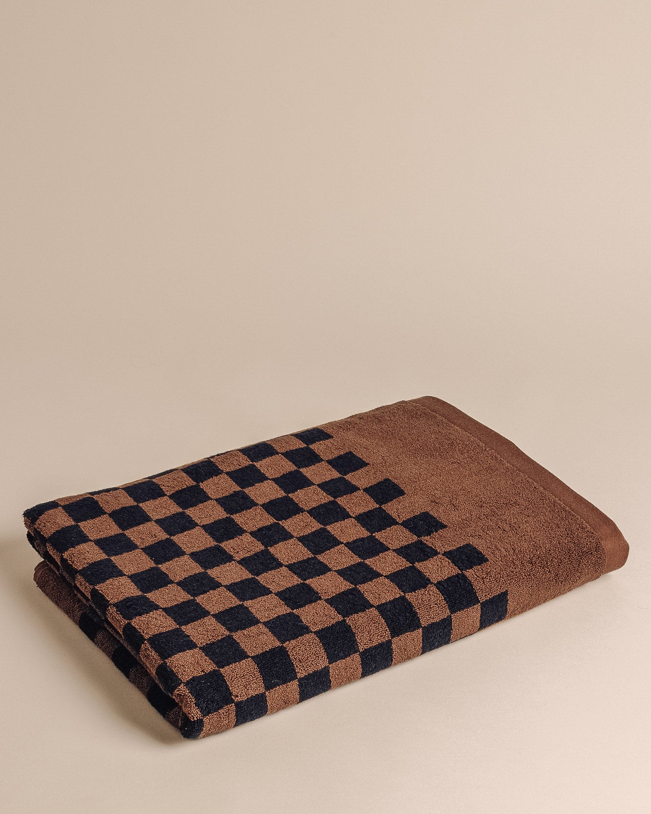 Roman Pool Towel in Tabac & Noir - GOOD FRIEND
